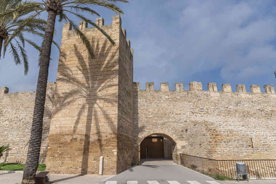 Mallorca - Alcúdia 23 - muralla.jpg